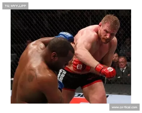 重量级选手巴内特比赛中短裤滑落，意外场面引发现场热议