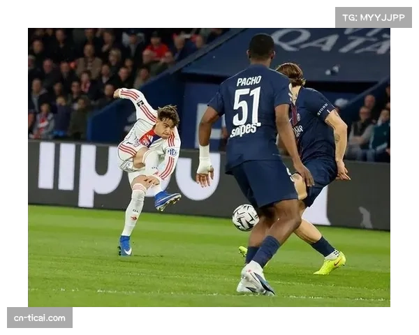 里昂终结巴黎六连胜，恩德里克成比赛关键先生